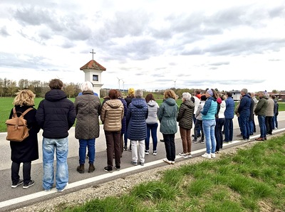 Emmauspilger aus Rassing beim Zwischenstopp zum Gebet beim 'Weißen Kreuz'